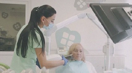 RÉTRACTION DES GENCIVES SUITE À UNE MALADIE PARODONTALE