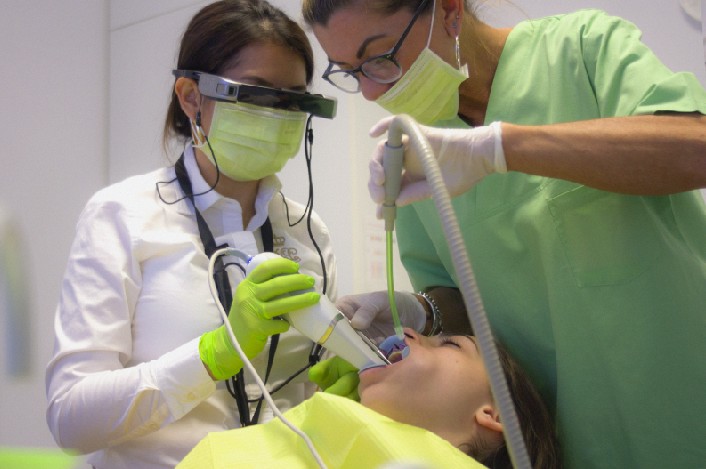 BROSSE À DENTS MANUELLE OU BROSSE À DENTS ÉLECTRIQUE ?