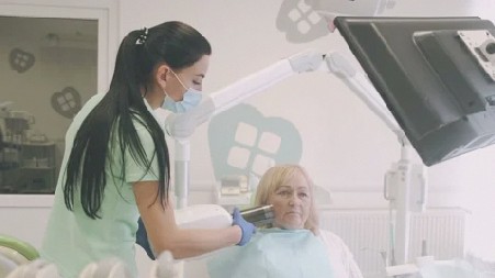 Nettoyage des brackets avec brossette interdentaire