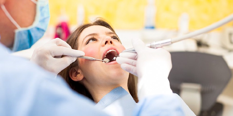 Stabilisation d'une prothèse par 2 boutons pression.